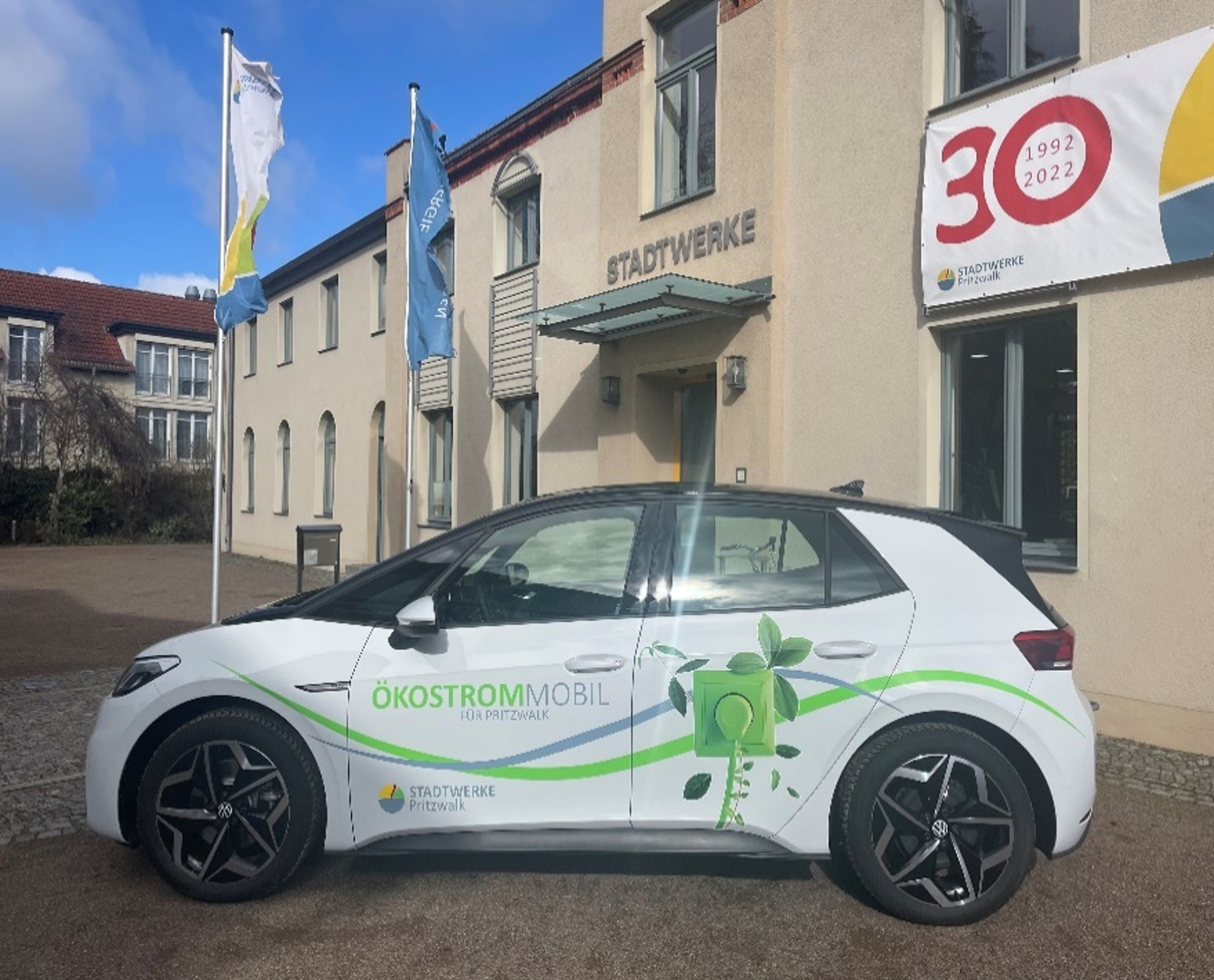 E-Auto von VW vor der Firmenzentrale