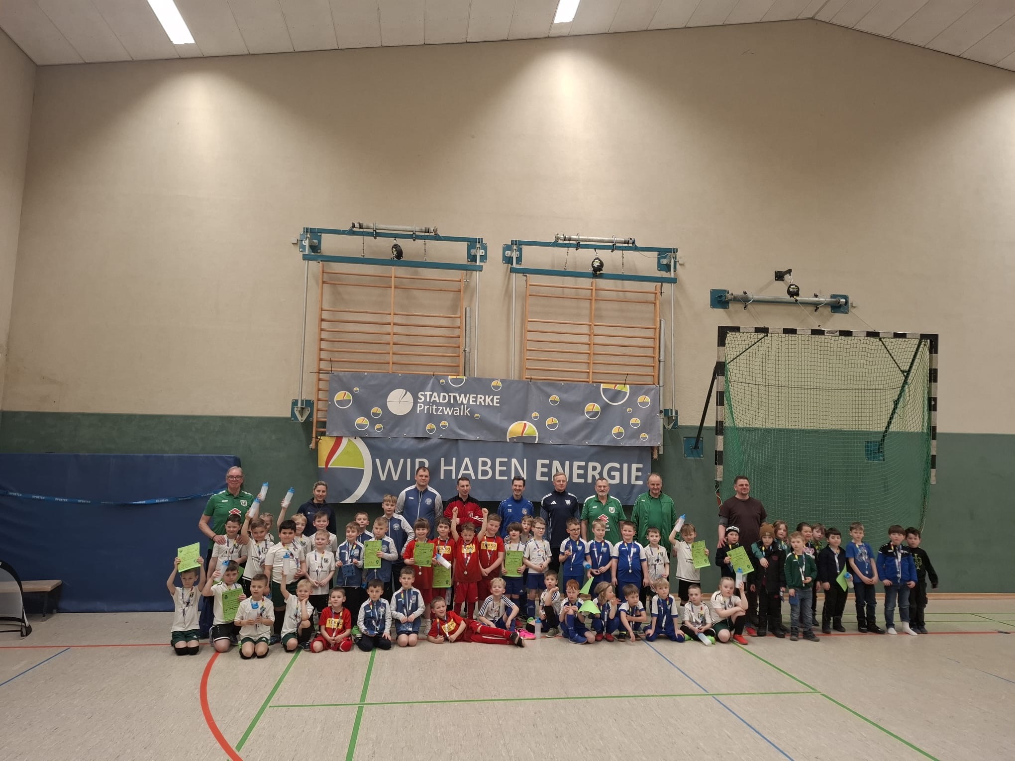 Gruppenfoto aller Kinder und Trainer des 2. Bambini-Cups der Stadtwerke Pritzwalk