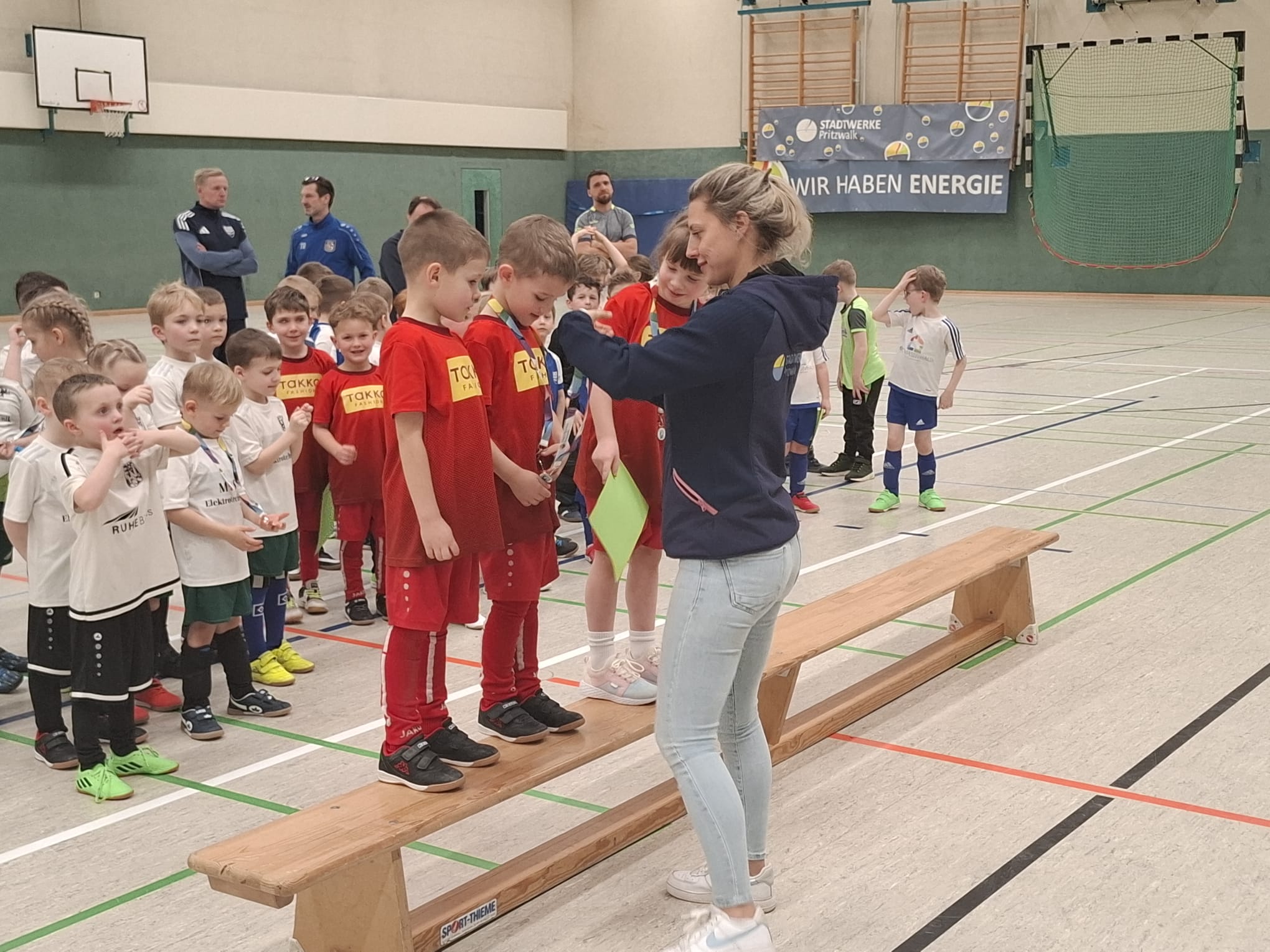 Siegerehrung: Frau Thieme von den Stadtwerken Pritzwalk überreicht den Kindern die Medaillien beim 2. Bambini-Cup