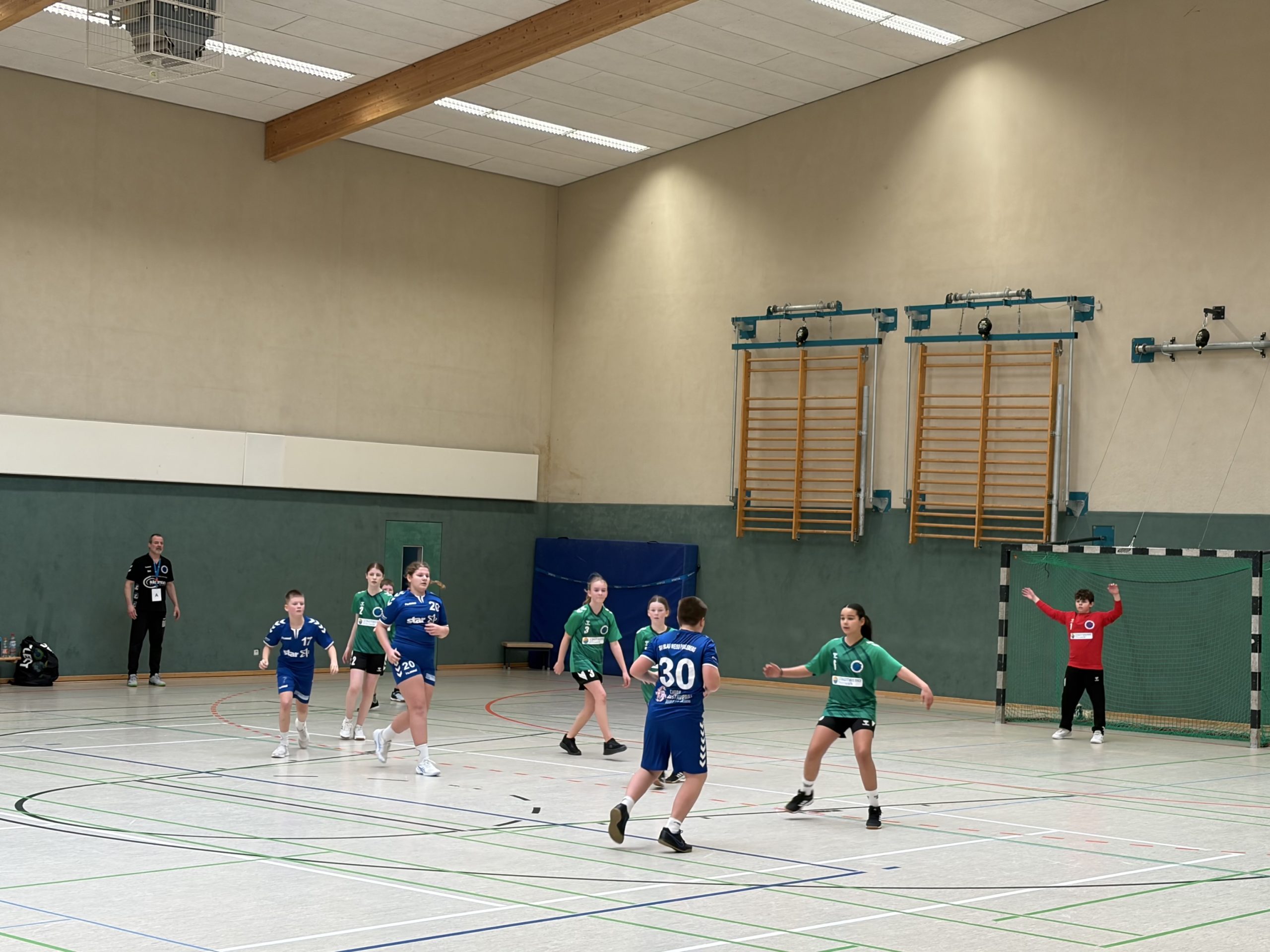 Jugendmannschaft spielt Handball in neuen Trikots