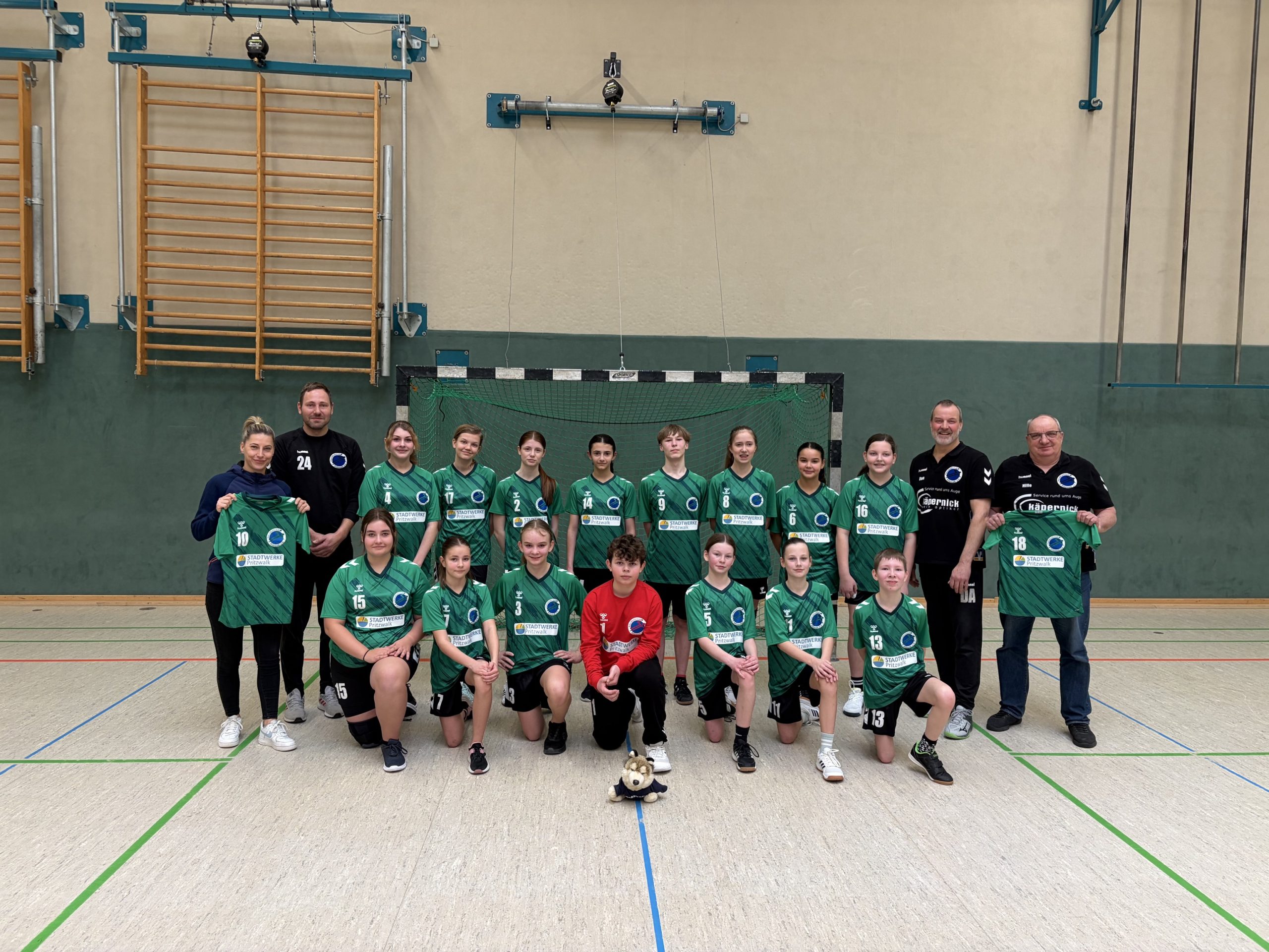 Mannschaftsfoto der Handball-Jugend mit den neuen Trikots der Stadtwerke Pritzwalk.