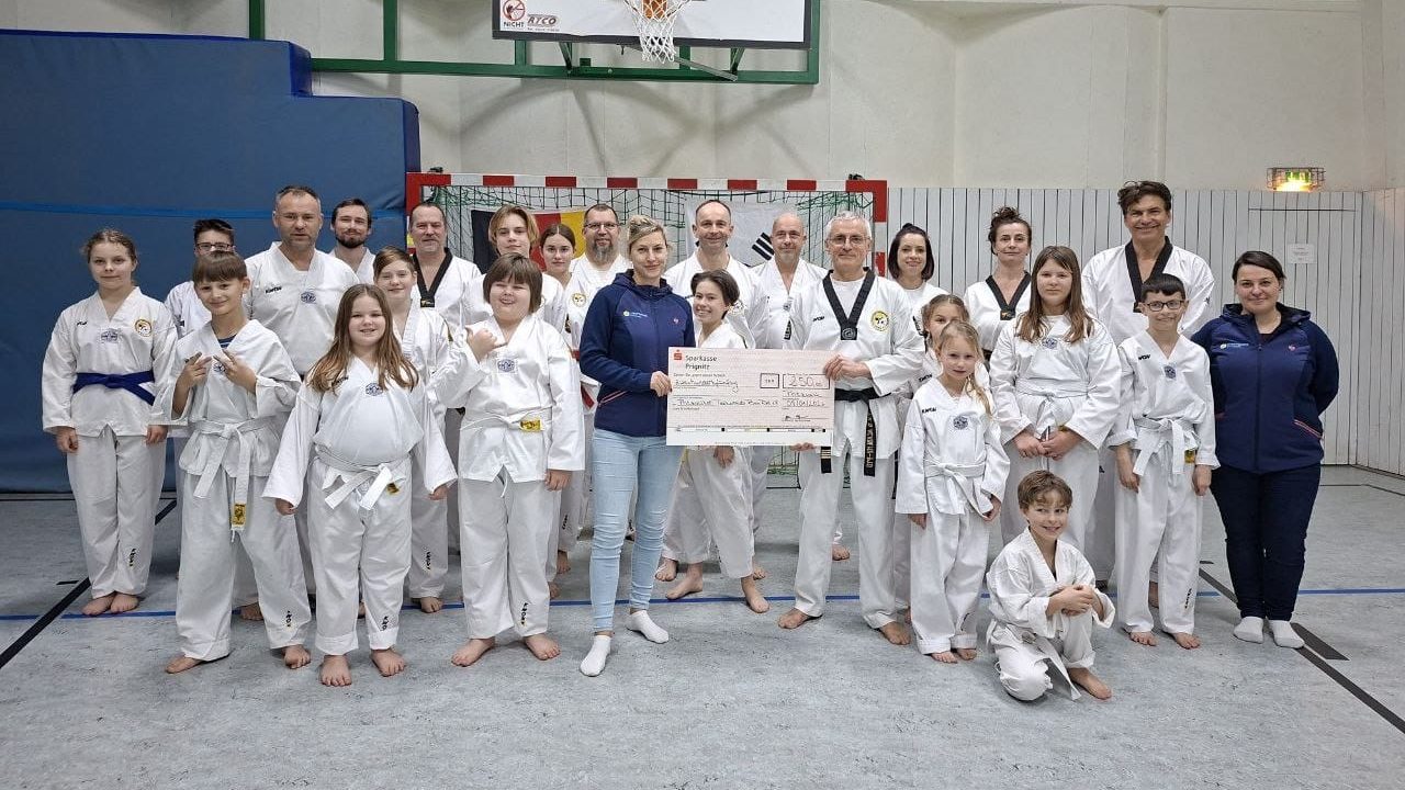 Gruppenfoto bei der Übergabe des Spenden-Checks durch Franka Thieme und Hanka Kiekback an den Taekwondo Verein in Pritzwalk.